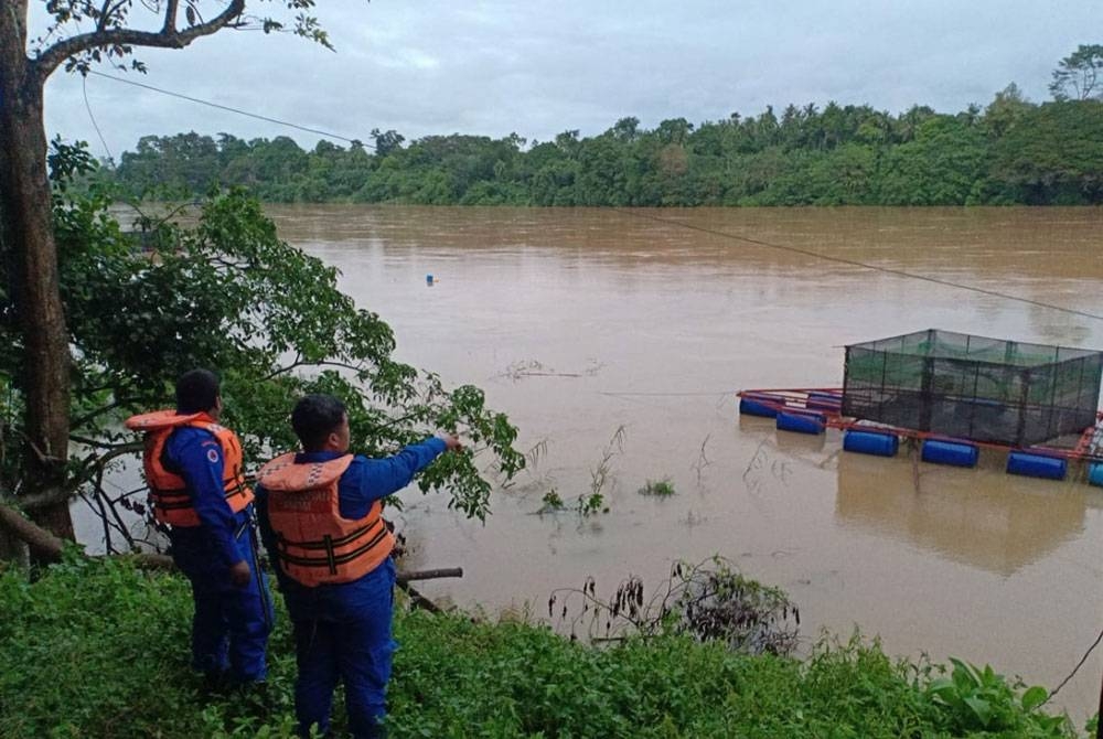 Anggota APM memantau situasi semasa paras air di salah satu sungai di daerah Temerloh.