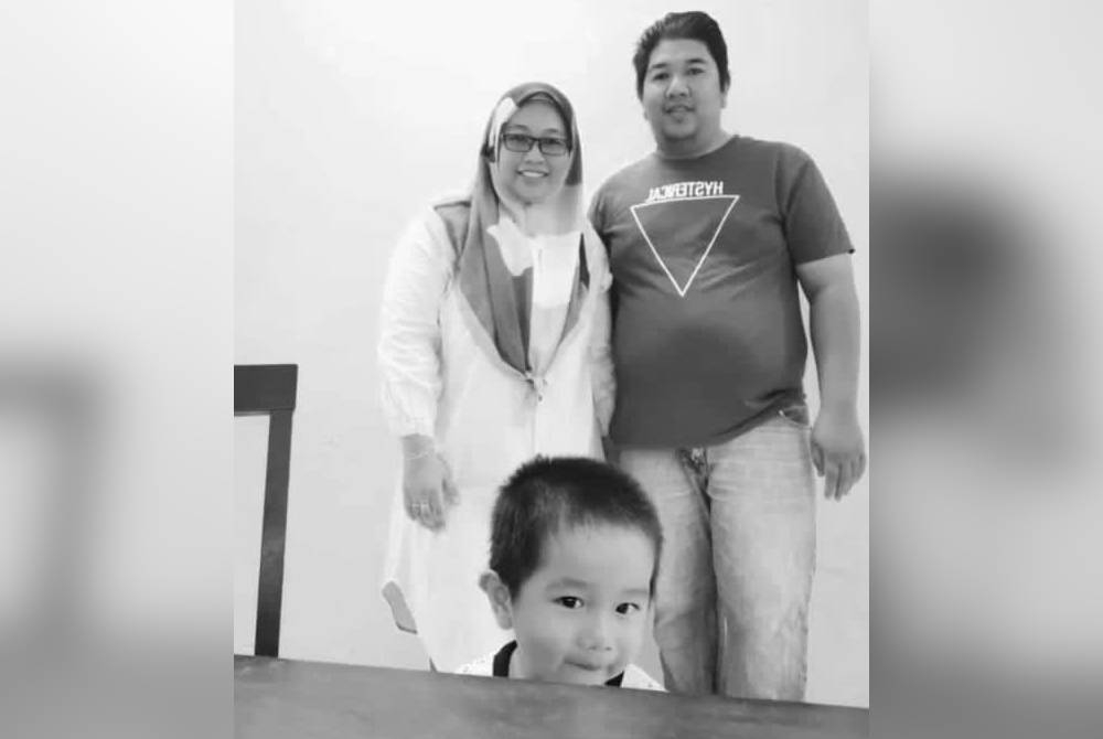 Gambar kenangan Mohamad Adam bersama isteri, Nur Hamizza dan anak lelaki mereka, Mohamad Aisy Hakim yang terkorban dalam nahas dua kereta di Jalan Kampung Koh-Pantai Remis berhampiran Jambatan Raja Permaisuri Bainun dekat Sitiawan pada malam Sabtu. - Foto pembaca