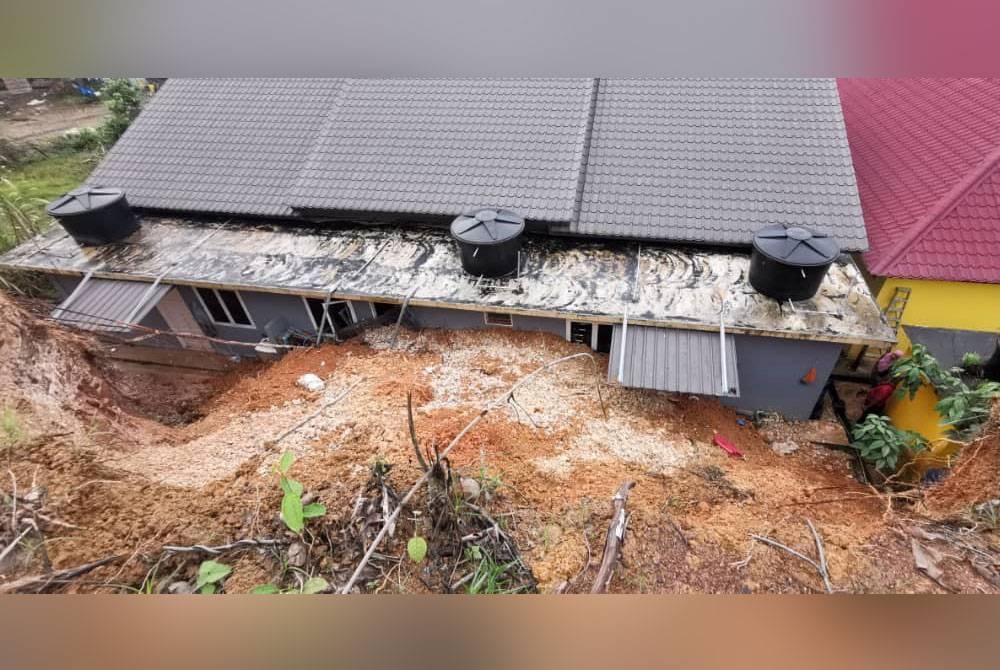 Keadaaan runtuhan tanah yang berlaku di Kampung Mela di sini memaksa penghuni di dua rumah terlibat berpindah sementara atas faktor keselamatan.