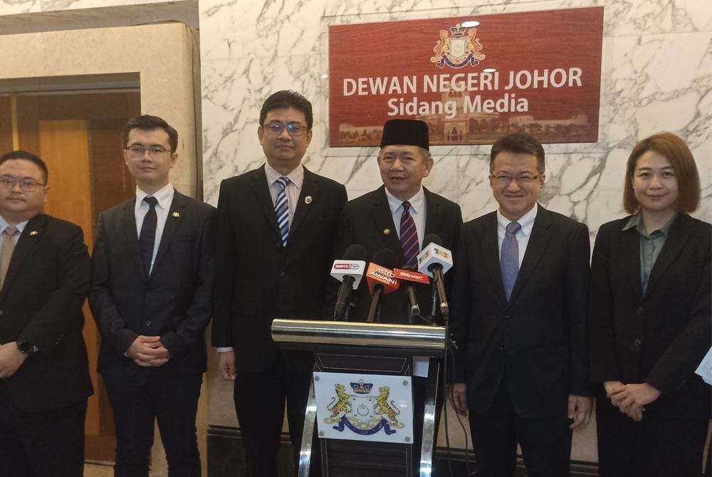 Salahuddin (tiga dari kanan) pada sidang akhbar PH Johor selepas sidang DUN, di Kota Iskandar pada Ahad.