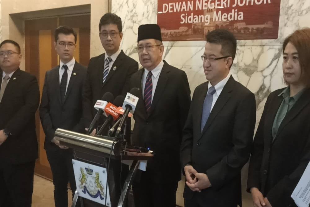 Salahuddin (tengah) ketika sidang akhbar selepas Sidang DUN Johor pada Ahad.