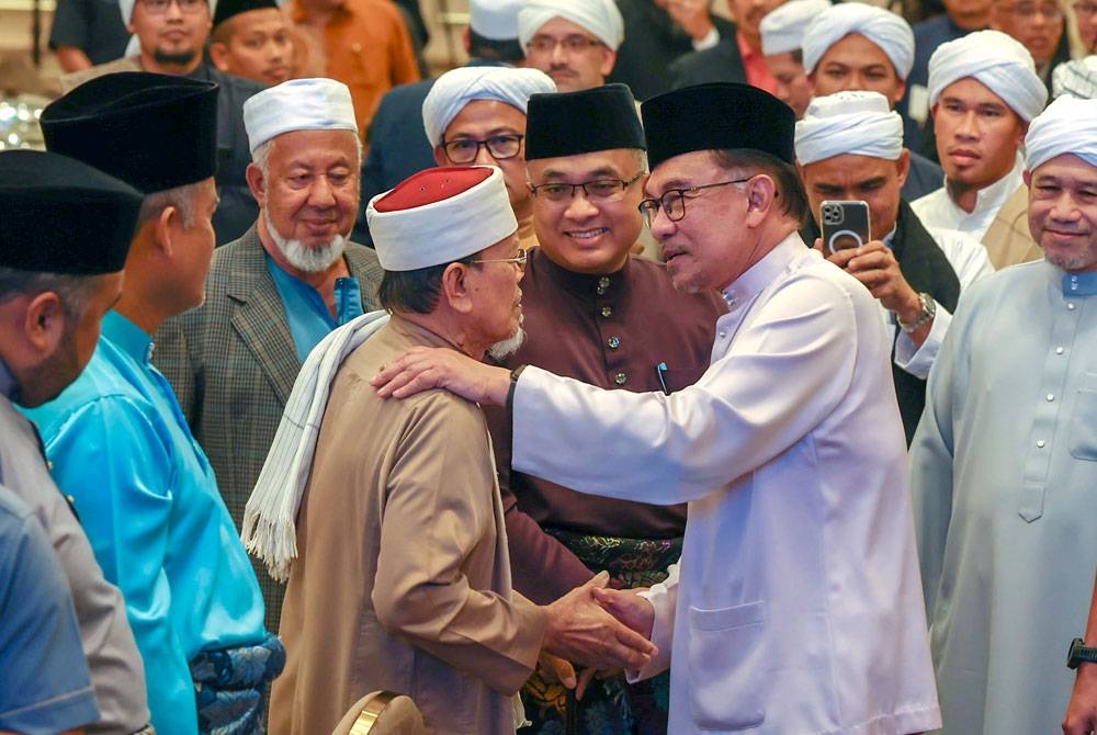 Perdana Menteri, Datuk Seri Anwar Ibrahim mengadakan pertemuan mahabbah dengan Ulama dan Asatizah di Seri Perdana, pada Ahad. - Foto Bernama