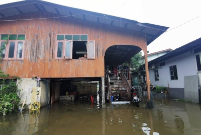 Antara kediaman penduduk di Kampung Padang Luar, Kuala Ibai, di Kuala Terengganu yang dilimpahi air (banjir termenung) akibat hujan berterusan melanda sejak Khamis lalu.