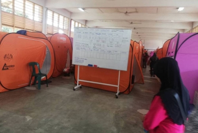 Keadaan PPS di SMK Sri Semantan yang kini menempatkan 180 mangsa banjir di daerah Temerloh.