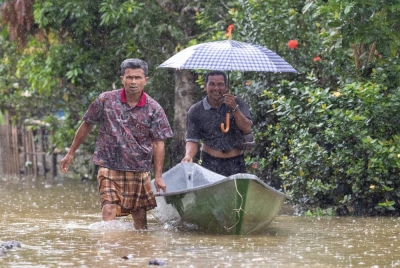 Kelihatan penduduk Kampung Kubang Kual mula menggunakan perahu untuk urusan mendaftar masuk ke PPS di Sekolah Kebangsaan Kubang Kual ekoran rumah mereka ditenggelami air hujan lebat berterusan sejak tiga hari lalu. - Foto Bernama