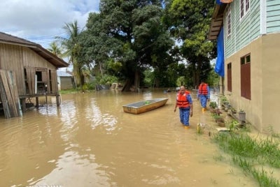 Anggota Angkatan Pertahanan Awam (APM) melakukan pemantauan selepas kediaman penduduk dinaiki banjir di Kampung Seberang Batu Badak dan Kampung Batu 5, di Segamat pada Ahad