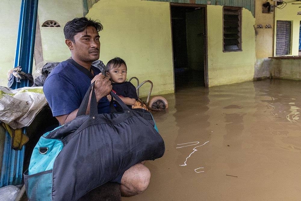 Jumlah mangsa banjir di seluruh negara meningkat kepada 2,550 orang melibatkan 755 keluarga di lima negeri setakat jam 7 pagi Isnin. - Foto Bernama