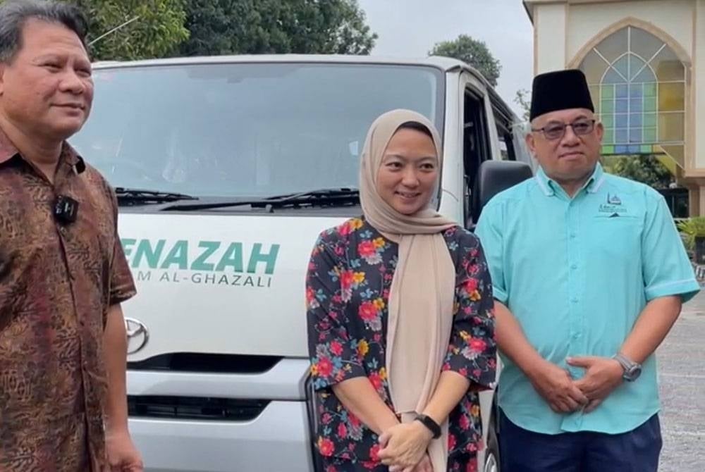 Hannah (tengah) pada majlis penyerahan van jenazah yang baharu di Masjid Al-Imam Al-Ghazali, Bandar Menjalara pada Isnin.