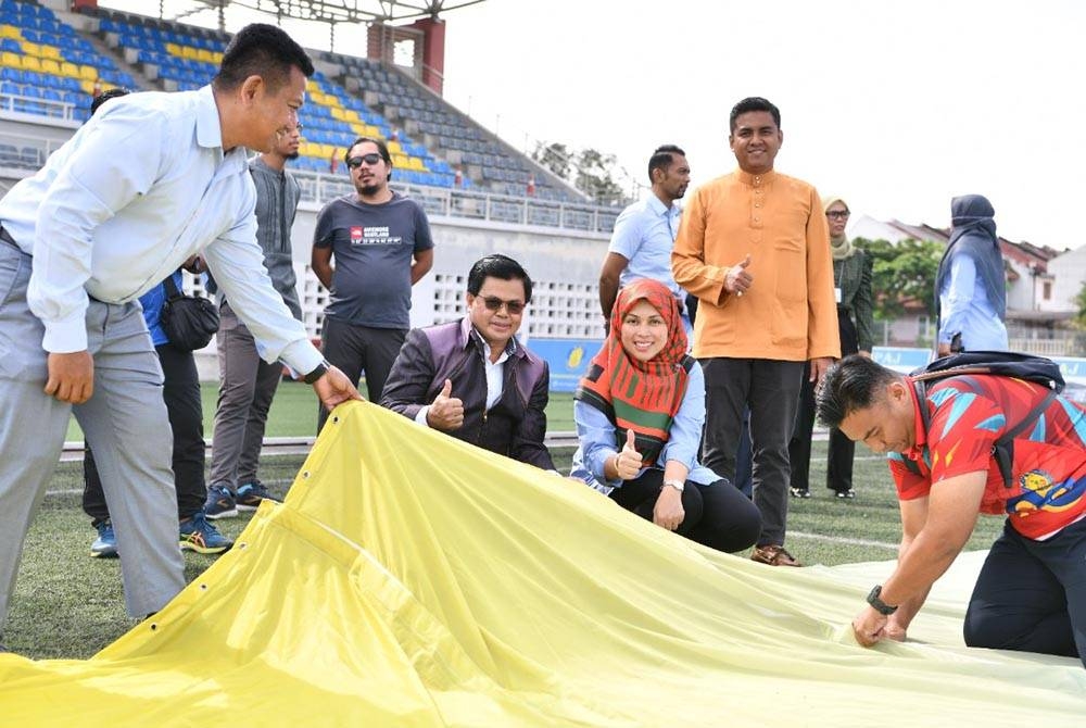 Fauzi (dua dari kiri) melihat persiapan Misi T30 Puncak Kinabalu.