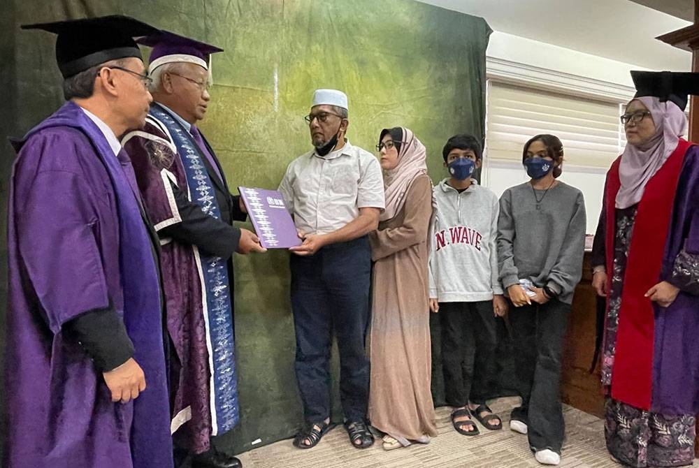 Abdul Malek (lima dari kanan) dan Sabariah (empat dari kanan) menerima Ijazah Anumerta untuk Muhammad Nurshamril daripada Zulkefli.