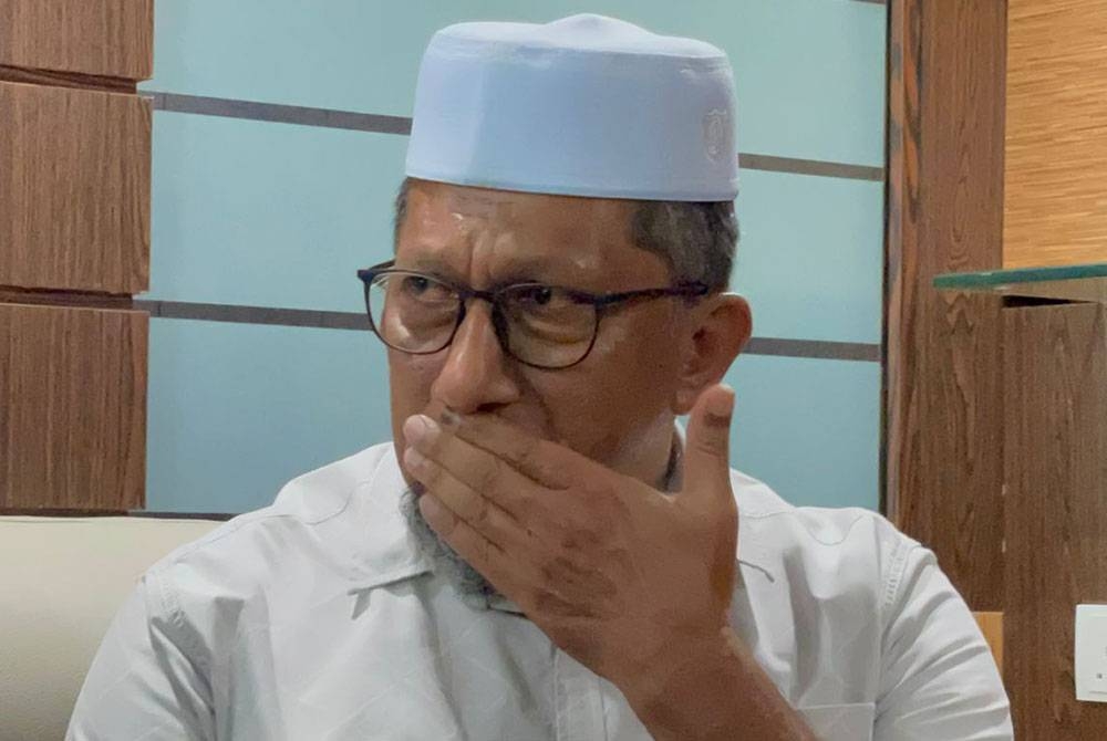 Abdul Malek tidak dapat menahan hiba ketika ditanya media pada sidang media di USM pada Isnin.