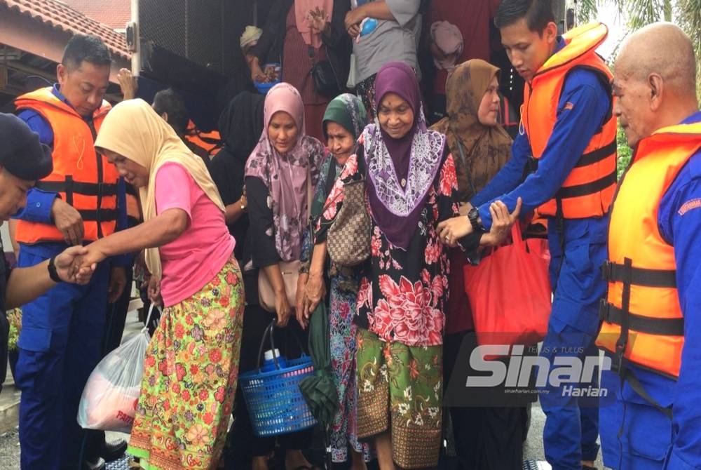Mangsa-mangsa banjir dari Kampung Serongga yang berpindah ke PPS.