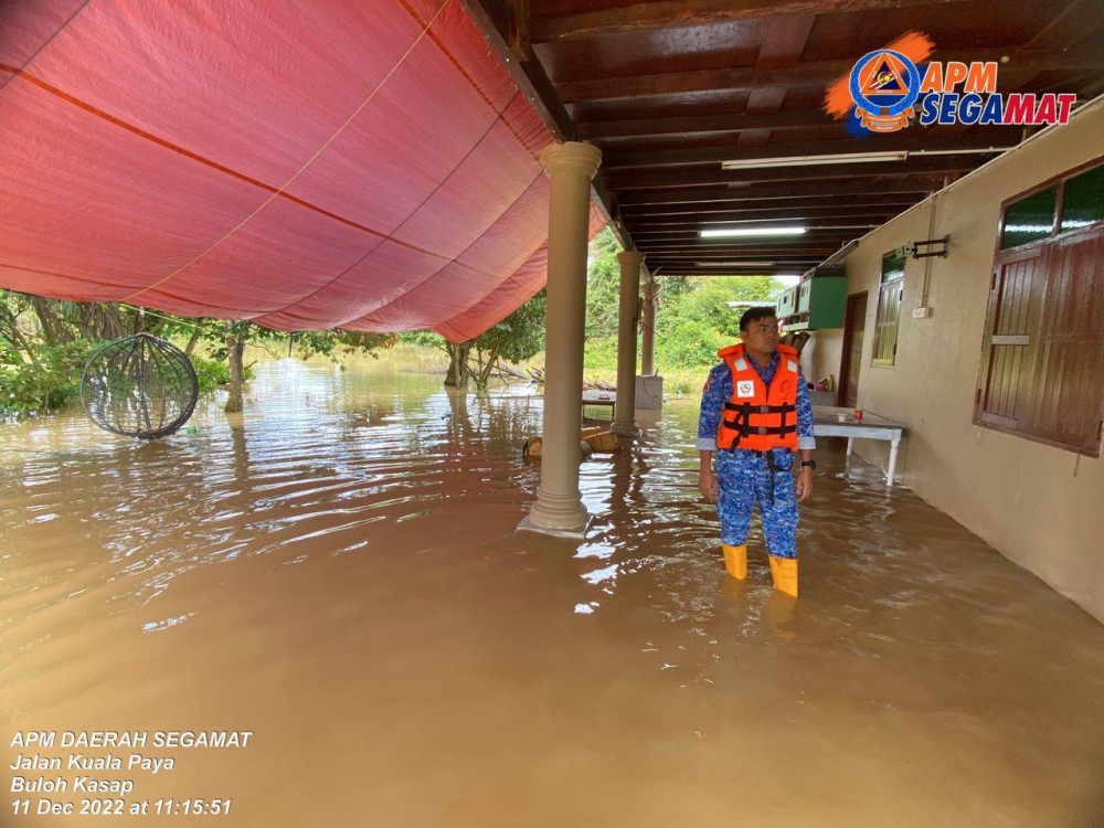 Anggota APM memantau keadaan banjir kilat
di Kampung Kuala Paya
