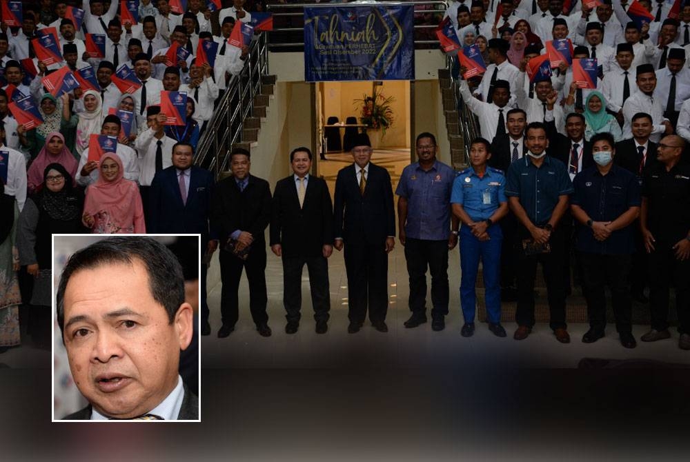 145 bakal pesara tentera yang diraikan dalam Majlis Penyampaian Sijil Perhebat di Jitra pada Isnin. (Gambar kecil: Zakariah)