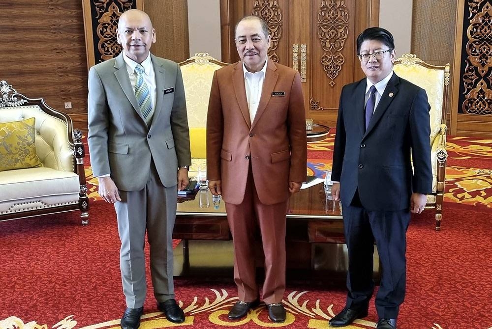 Ketua Menteri Sabah Datuk Seri Hajiji Noor (tengah) ketika menerima kunjungan hormat daripada Menteri Pembangunan Usahawan dan Koperasi Datuk Ewon Benedick, (kanan) dan Menteri di Jabatan Perdana Menteri (Sabah dan Sarawak) Datuk Armizan Mohd Ali di Menara Kinabalu, Kota Kinabalu, Sabah hari ini. - Foto Bernama