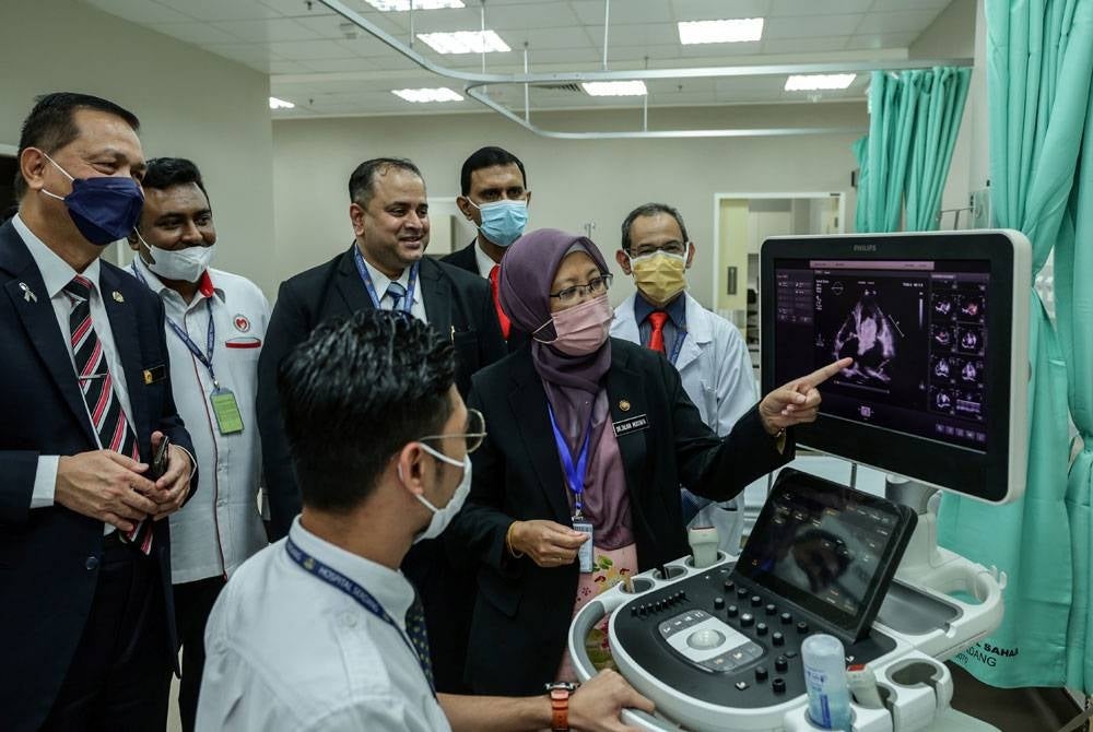 Dr Zaliha ketika memeriksa fasiliti yang terdapat di Pusat Jantung Hospital Serdang selepas Majlis Pelancaran Pengoperasian Pusat Jantung Hospital Serdang di sini, pada Isnin. - Foto Bernama