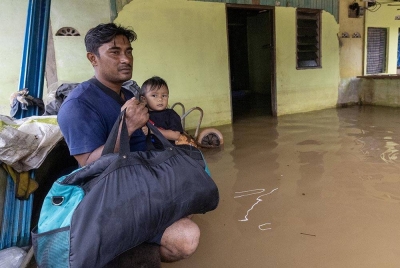 Jumlah mangsa banjir di seluruh negara meningkat kepada 2,550 orang melibatkan 755 keluarga di lima negeri setakat jam 7 pagi Isnin. - Foto Bernama