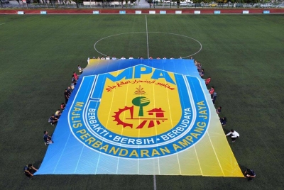 Logo gergasi yang akan dibawa ke puncak Gunung Kinabalu.