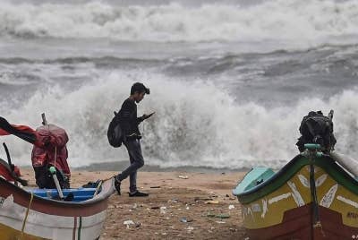 DMC Sri Lanka sudah mula menilai kerosakan dan mereka yang terjejas akibat siklon Mandous itu akan menerima pampasan. - Foto: AFP