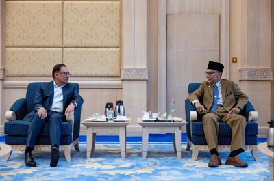 Anwar bertemu Menteri Besar Perlis, Mohd Shukri Ramli hari ini di Kementerian Kewangan. -Foto Twitter Anwar Ibrahim