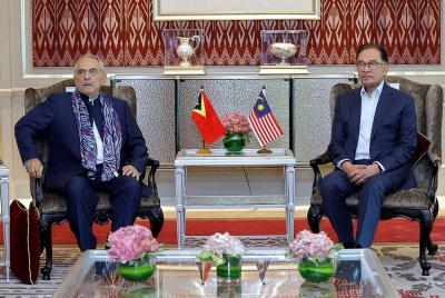 Perdana Menteri Datuk Seri Anwar Ibrahim (kanan) hari ini menerima kunjungan hormat daripada Presiden Republik Demokratik Timor-Leste, Dr. José Ramos-Horta di Seri Perdana. -Foto Bernama