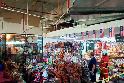 Pegawai dan anggota dari Balai Bomba dan Penyelamat (BBP) Melaka Tengah Jalan Kubu melakukan pemeriksaan di Bazar Kraftangan Dataran Pahlawan Megamall di Banda Hilir susulan kejadian runtuhan siling yang berlaku malam tadi ketika tinjauan, pada Isnin. - Foto Bernama