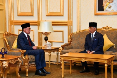 Yang di-Pertuan Agong Al-Sultan Abdullah Ri'ayatuddin Al-Mustafa Billah Shah pada Isnin berkenan menerima menghadap Perdana Menteri, Datuk Seri Anwar Ibrahim untuk mesyuarat Pra-Kabinet di Istana Negara. - Foto Facebook Istana Negara 