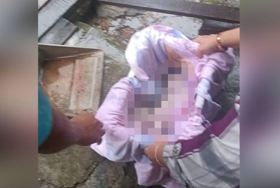 Penduduk menemukan mayat bayi perempuan dalam parit di Kampung Melayu Pandan, Johor Bahru pada Ahad.
