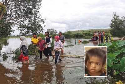 Ibu mangsa, Nurul Ain Bakri (tiga dari kiri) masih terkejut dan terpaksa dipapah di lokasi kejadian. Gambar kecil: Muhammad Sufi Eijas