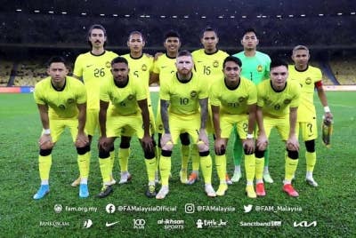Kalamullah bersama pemain Harimau Malaya sebelum perlawanan menentang Kemboja di Stadium Nasional Bukit Jalil pada Jumaat lalu. - Foto FAM