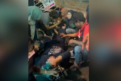 Orang ramai berkerumun ke arah salah seorang mangsa terjatuh daripada permainan di tapak pesta ria di sini pada Isnin. Foto: media sosial