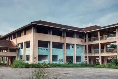 Bangunan Sekolah Kebangsaan Danau Perdana itu dikosongkan sejak 2005 akibat masalah strukturnya berikutan mendapan tanah. - Foto: media sosial