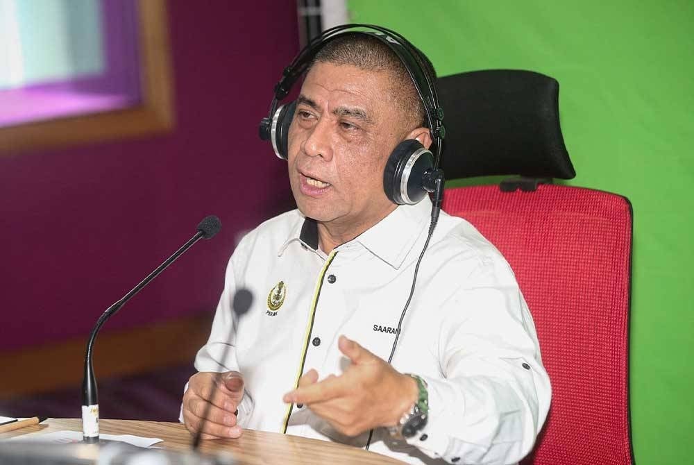 Saarani ketika program Selamat Pagi Cikgu Saarani di Perak FM, Jabatan Penyiaran Negeri Perak pada Selasa.