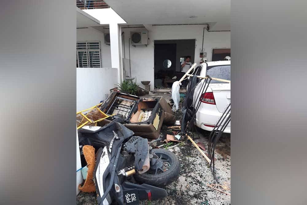 Kenderaan yang diletakkan di luar rumah mangsa turut mengalami kerosakan.