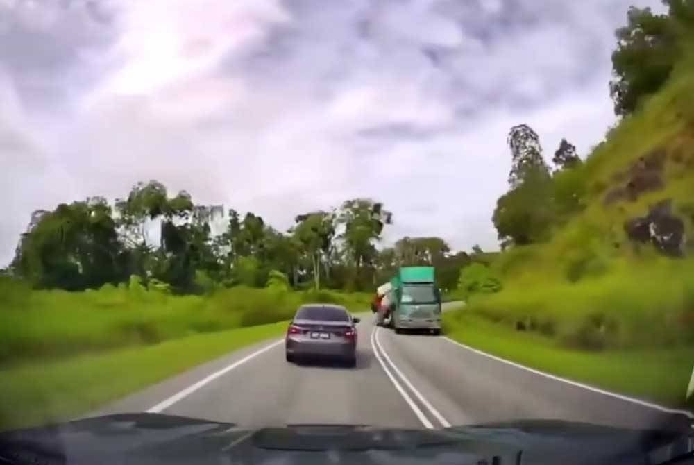 Tangkap layar video insiden kemalangan lori di Gerik pada Isnin.