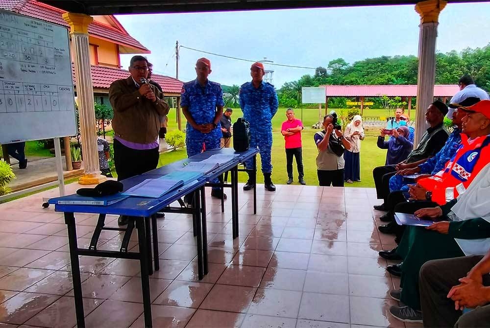 Armizan (tengah, duduk) ketika mendengar taklimat yang disampaikan Ali Syahbana di PPS SMK Seri Semantan, Mentakab pada Selasa.