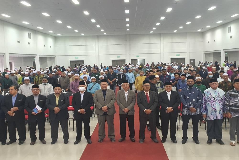 Ahmad Zakiyuddin (enam dari kanan) bergambar bersama sebahagian kepimpinan kariah daripada 197 masjid yang dilantik dalam satu majlis di Kubang Menerong pada Selasa.