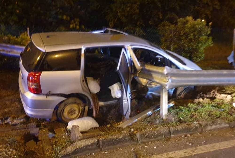 Keadaan MPV yang dinaiki mangsa terlibat dalam kemalangan di Lebuhraya Damansara-Puchong (LDP) pada Selasa.