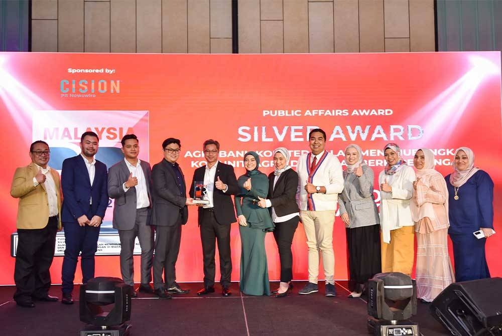 Rosdi Effendi (lapan dari kanan) menerima anugerah yang disampaikan oleh Pengurus Pembangunan Perniagaan PR Newswire Asia Limited, Andrew Lim (empat dari kiri) pada Anugerah Perhubungan Awam Malaysia 2022 (MPRA 2022) pada Jumaat.