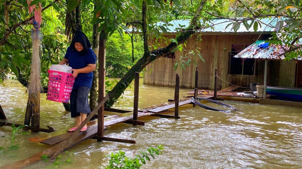 Wan Rohaya pulang ke rumah untuk mengambil pakaian dan dibawa ke PPS.