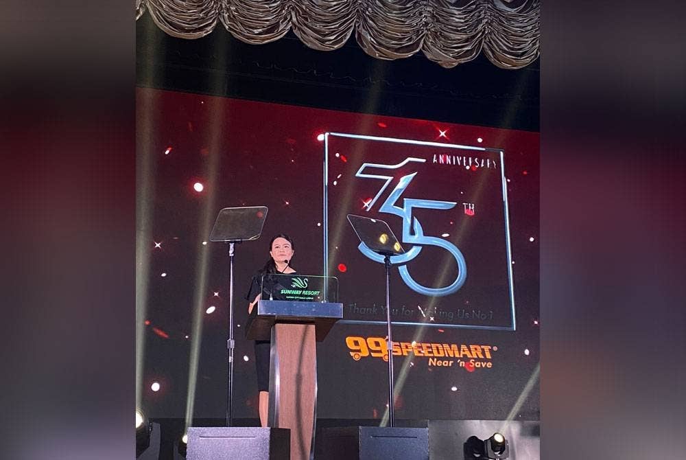 Lee Tieng semasa Majlis Makan Malam sempena meraikan Ulang Tahun ke-35, 99 Speedmart pada Isnin