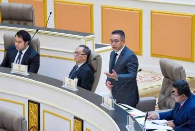 Adly (tiga,kiri) ketika bangun bertanyakan soalan lisan pada Persidangan Keempat (Bajet), Penggal Pertama DUN Melaka ke-15 di Ayer Keroh, di sini, pada Selasa.