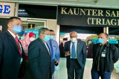 Sivanesan (dua dari kanan) mengadakan lawatan kerja ke Jabatan Kecemasan dan Trauma HRPB, Ipoh pada Selasa.