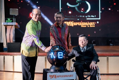 Dari kiri: Azman, Salahuddin dan Thiam Wah melancarkan KBBM.