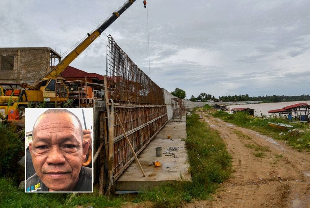 Kerja-kerja projek tebatan banjir di sepanjang tebing Sungai Kelantan dekat Kampung Laut sedang giat dilaksanakan. Gambar kecil: Mat Aziz