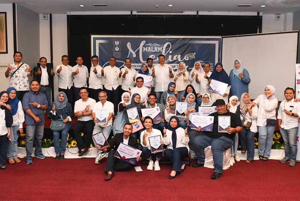 Pengamal media dan warga UMK pada Malam Media UMK di Kota Bharu.