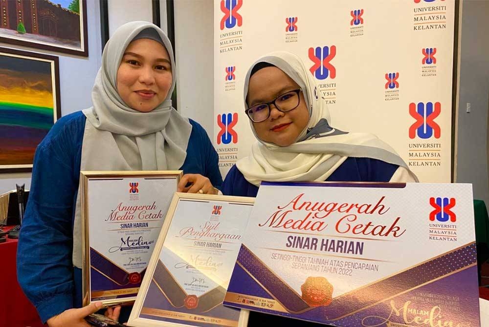 Hazelen Liana (kanan) bersama wartawan Sinar Harian Kelantan Adila Sharinni Wahid (kiri) yang menerima Anugerah Media Cetak Terbaik UMK tahun 2022 pada Selasa.