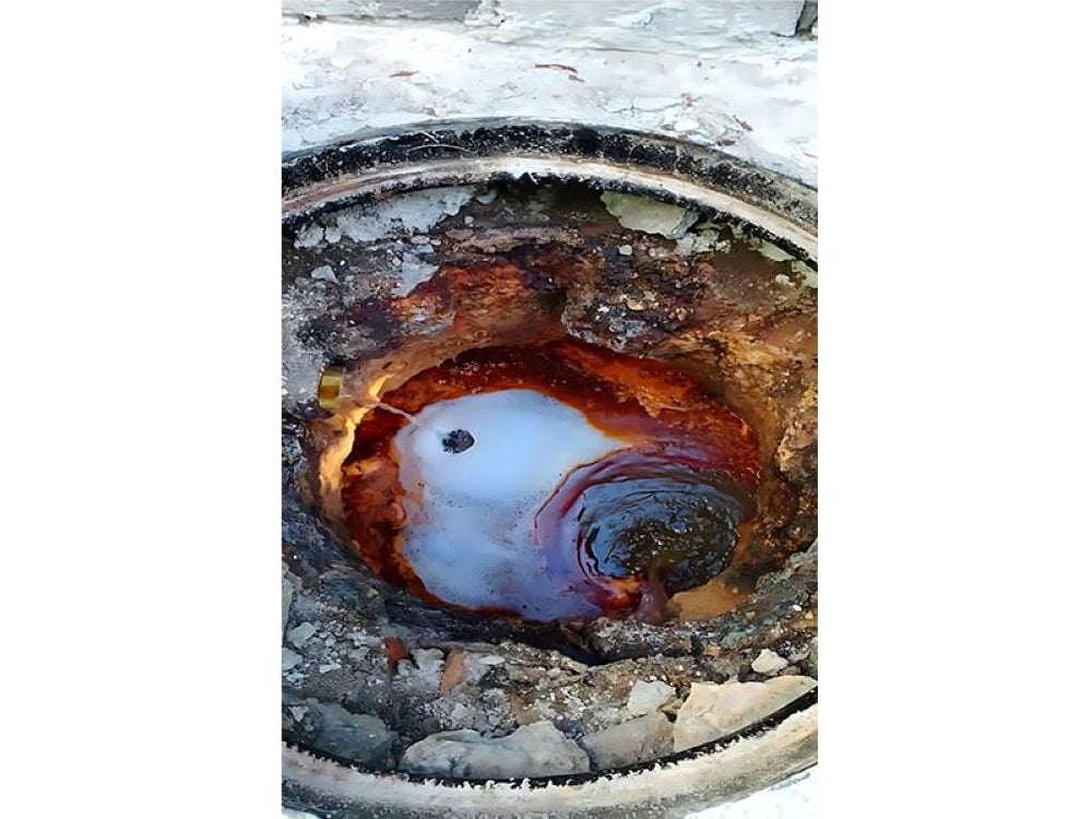 Sisa minyak dan lemak yang terkumpul di dalam lurang kumbahan.