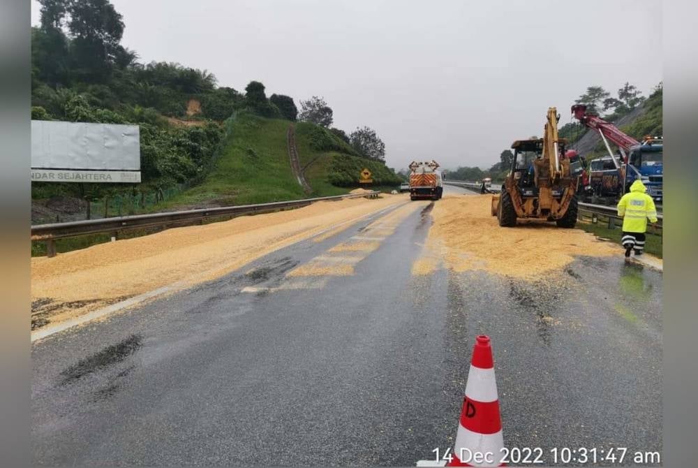 Pengurusan trafik secara 'Stop & Go' arah Kuala Lumpur diaktifkan untuk kerja-kerja pembersihan. - Foto FB Lebuhraya Pantai Timur