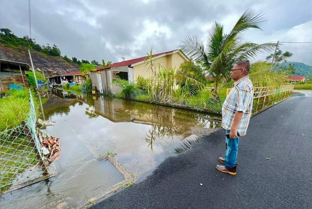 Hanafiah meninjau keadaan rumah penduduk yang digenangi air ketika banjir gelombang pertama di Kemaman.